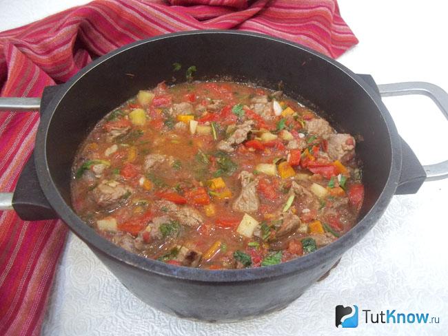Готовое жаркое со свининой, картофелем, сладким перцем и помидорами