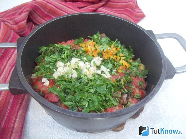 К продуктам добавлена зелень, чеснок и острый перец