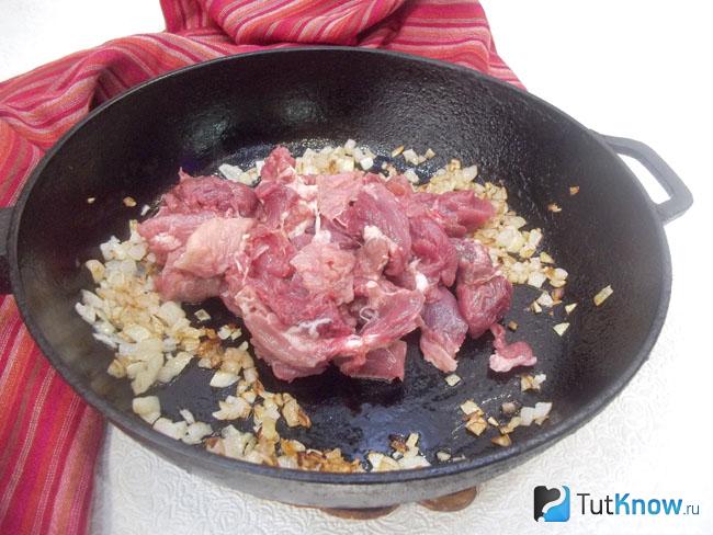 К луку в сковороду добавлено мясо