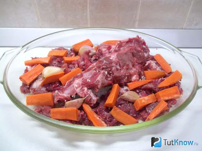 К рису с мясом добавлена морковь нарезанная кубиками и дольки чеснока