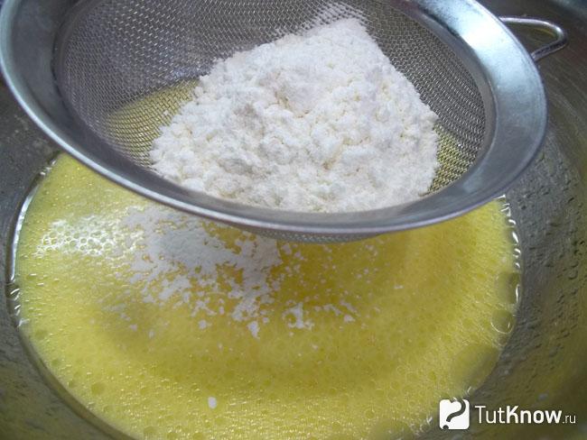К жидким продуктам добавлена мука