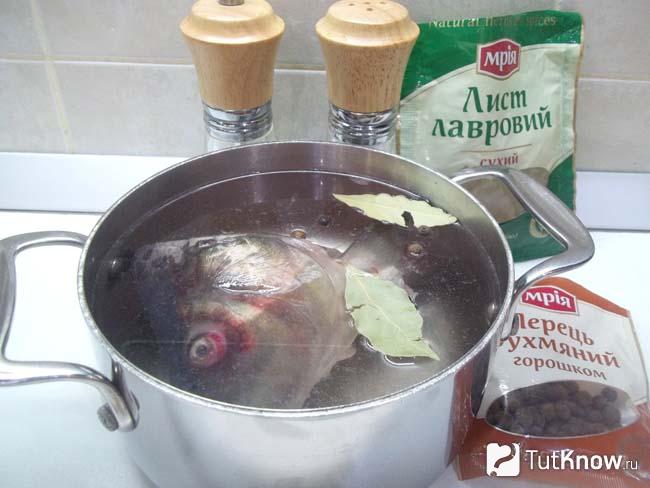 В кастрюлю с водой добавлен лавровый лист и перец горошком