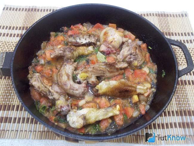 К овощам добавлена жареная курица
