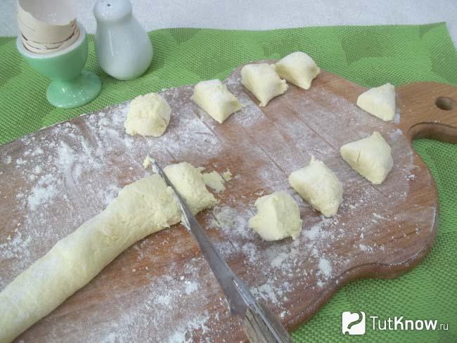 Тесто разрезано ломтиками