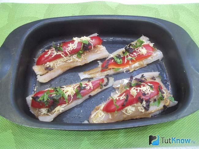 Сладкий перец присыпан измельченной зеленью