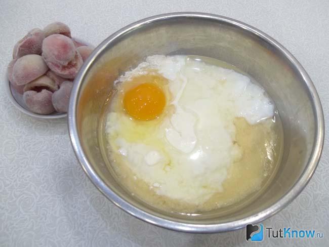 К сухим продуктам налит кефир, яйца и растительное масло
