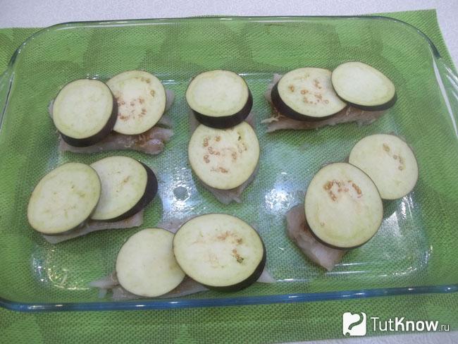 На рыбу выложены нарезанный кольцами баклажан