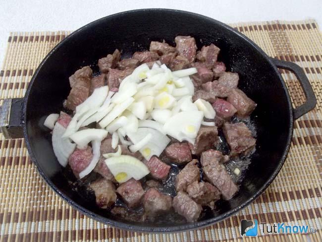 К мясу добавлен лук