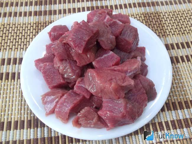 Мясо нарезано кусочками