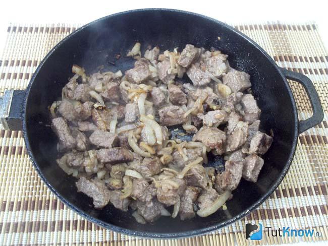 Мясо с луком жарятся