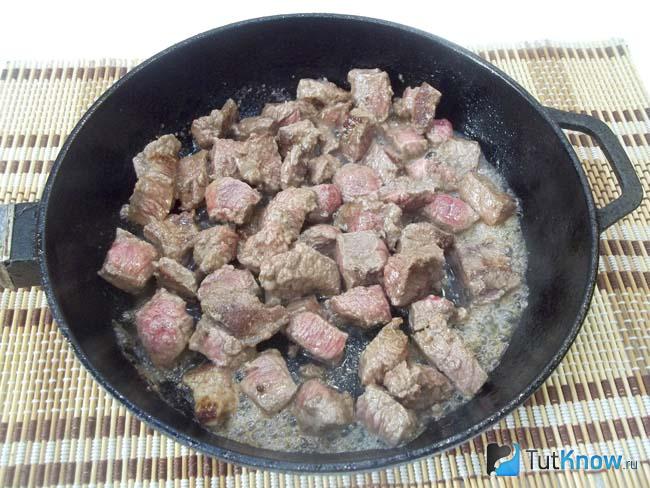 Мясо жарится в сковороде
