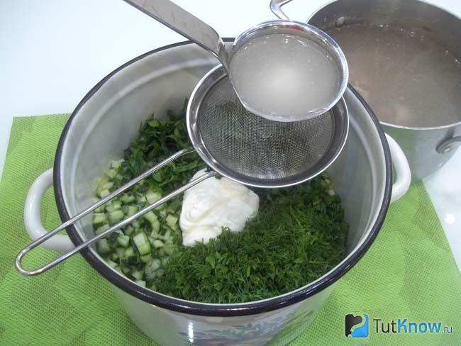 К продуктам влит бульон