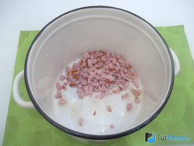 Колбаса нарезана кубиками