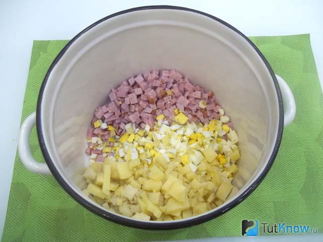 Отваренный картофель нарезан кубиками