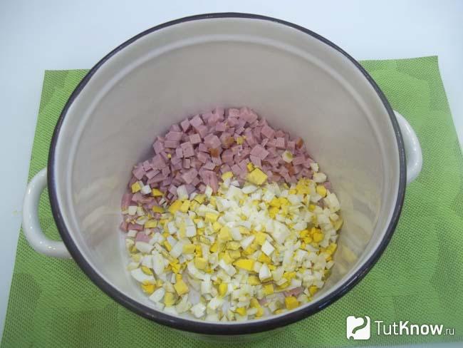 Отваренные яйца нарезаны кубиками