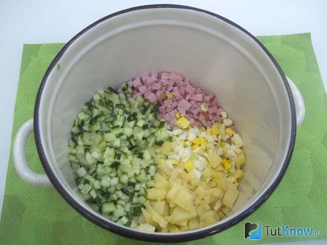 Огурцы нарезаны кубиками
