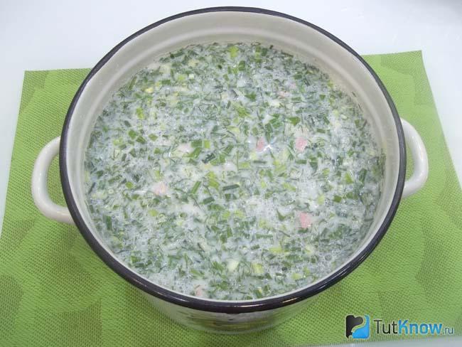 Готовая окрошка с колбасой на бульоне и сметане
