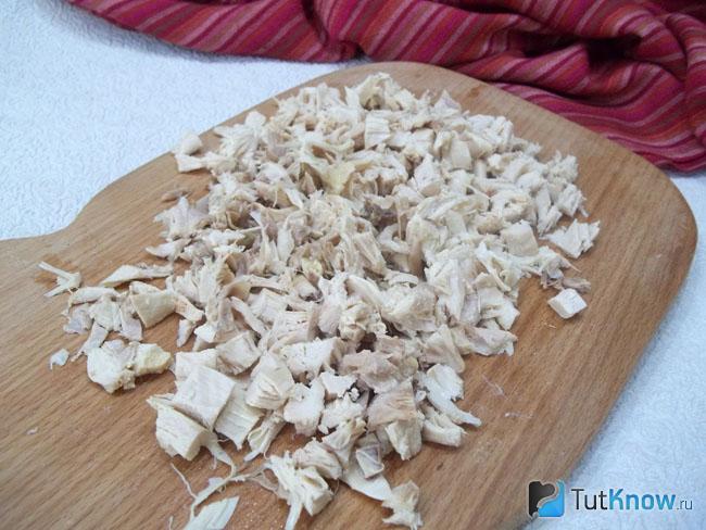 Отваренная курица нарезана кусочками