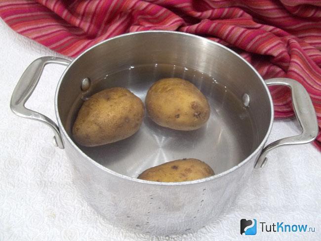 Картофель варится в мундирах