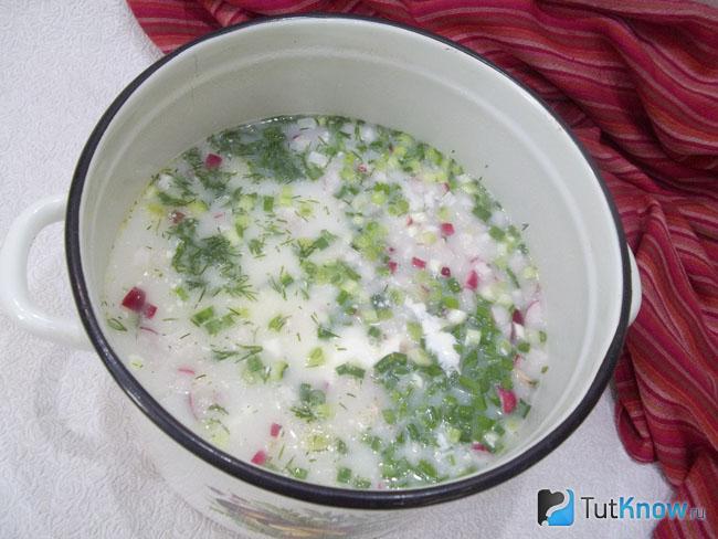 Готовая окрошка на курином бульоне