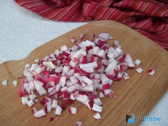Редис нарезан кубиками
