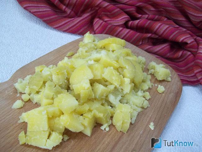 Отварной картофель нарезан кубиками
