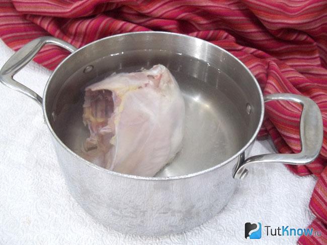 Курица варится