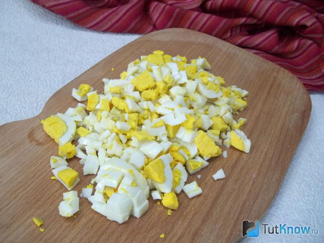 Отварные яйца нарезаны кубиками