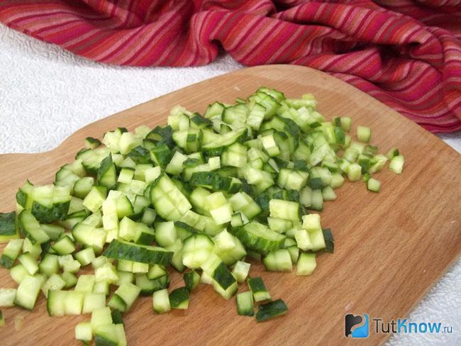 Огурцы нарезаны кубиками