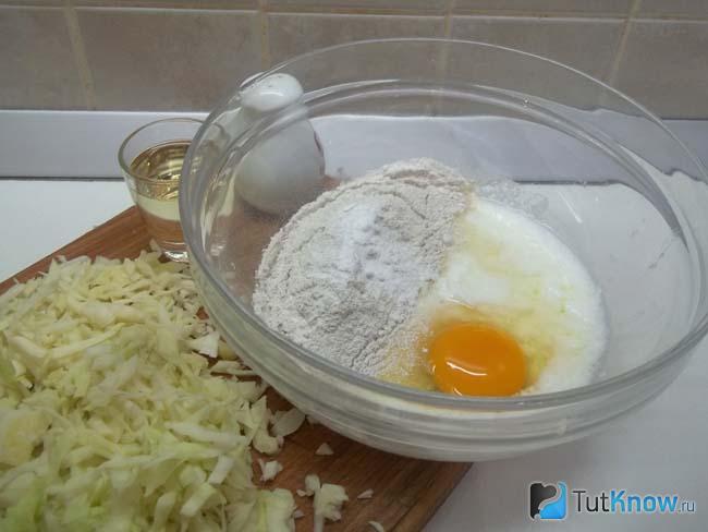 все продукты соединены в миске