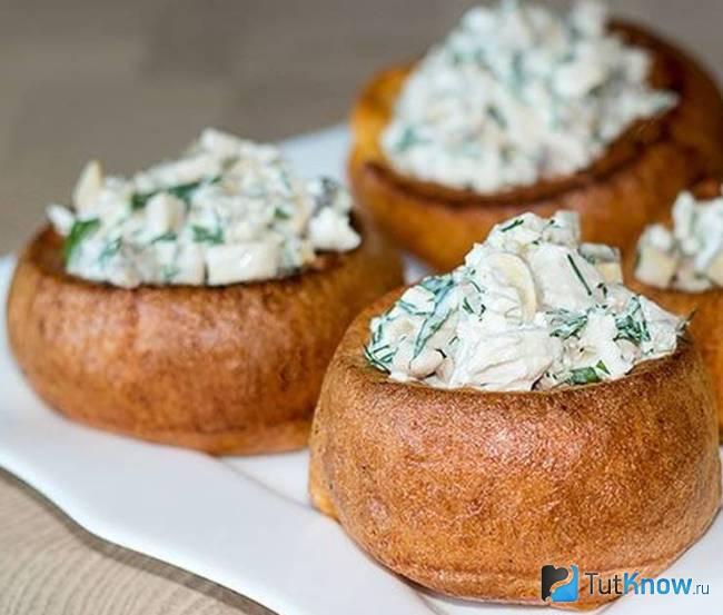 Йоркширский пудинг с куриным салатом