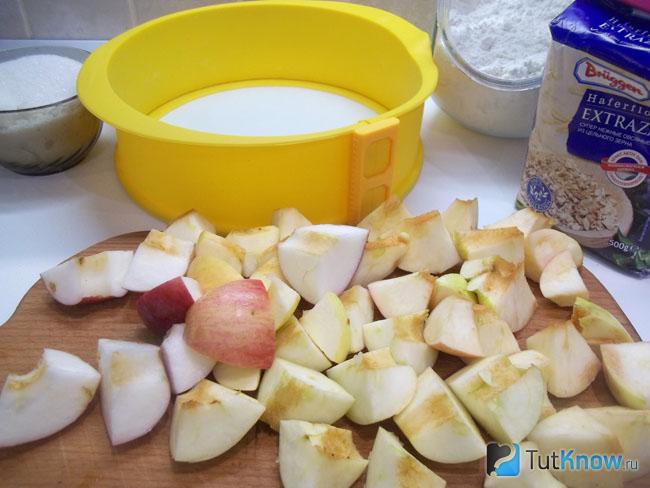 Яблоки нарезаны кусочками