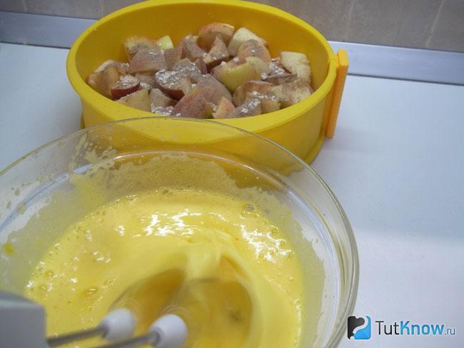 Яйца взбиты миксером