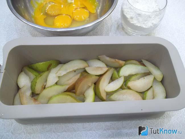 Груши нарезаны кусочками и выложены в форму для запекания