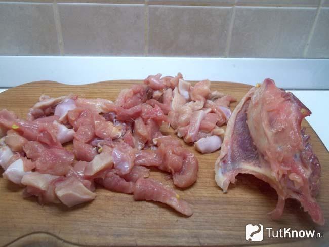 Куриное филе нарезано кусочками