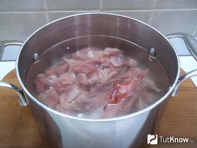 Куриное филе опущено в кастрюлю
