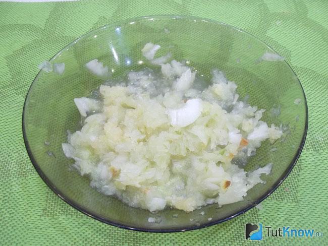 Репчатый лук натерт на терке