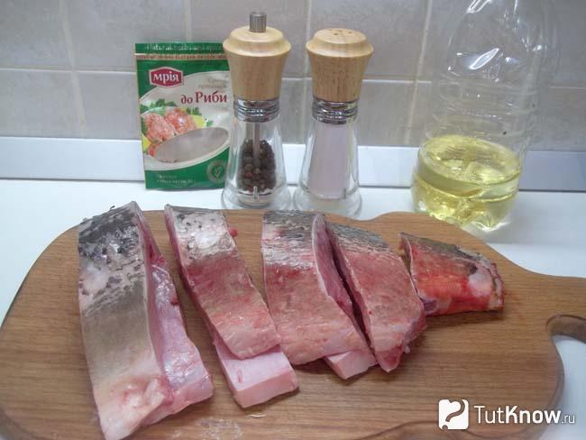 Рыба очищена, выпотрошена и нарезана кусками