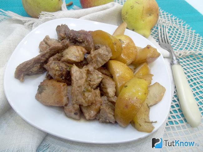 Готовое жареное мясо с грушами с медом