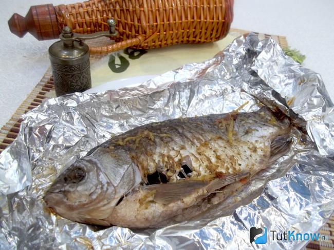 Готовый карась жареный в фольге на сковороде