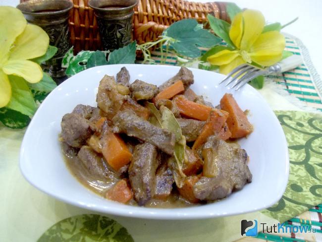 Готовая печень в сметане с овощами
