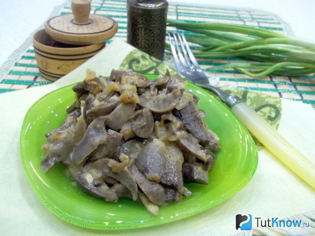 Готовые почки с луком в сметане