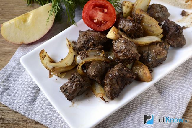 Жареная печень с луком и яблоками крупным планом