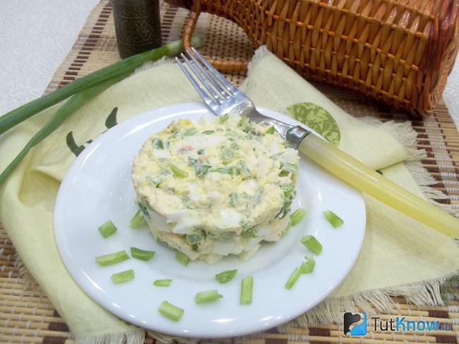 Готовый салат из зелёного лука, сыра и яиц