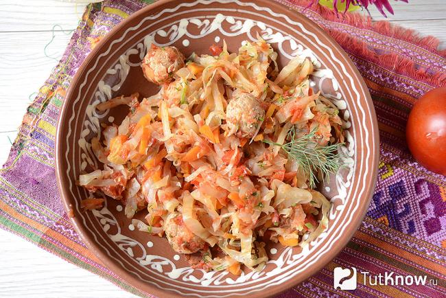 Капуста, тушенная с фрикадельками, вид сверху