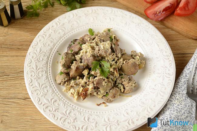 Куриная печень, жаренная с яйцом, вид сверху