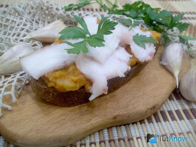 Готовый бутерброд с кабачковой икрой и салом