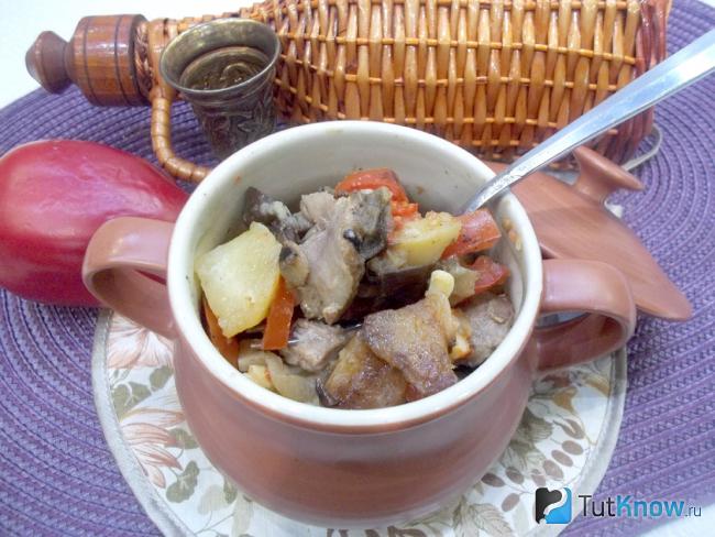 Готовая баранина в горшочке с овощами