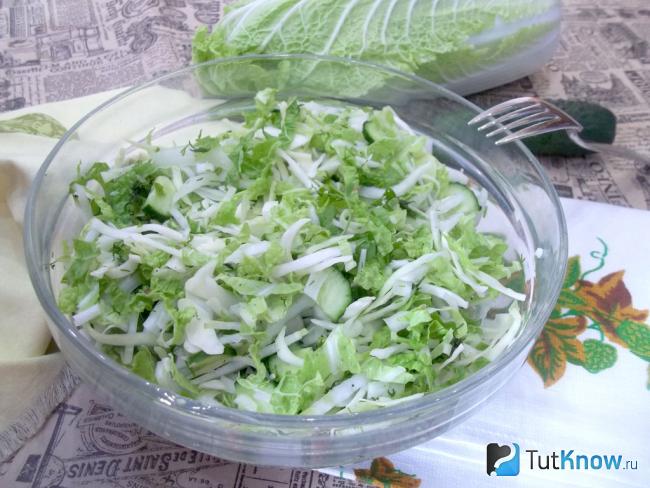 Готовый зеленый салат с капустой и огурцами
