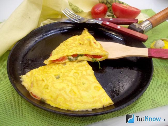 Готовый закрытый омлет с манкой, помидорами сыром и зеленью